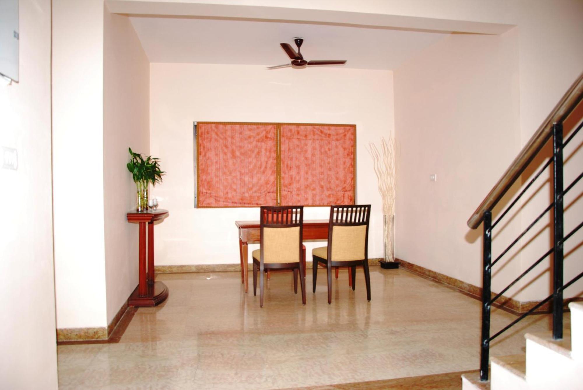 Hotel The Lalit Traveller Khajurāho Exterior foto