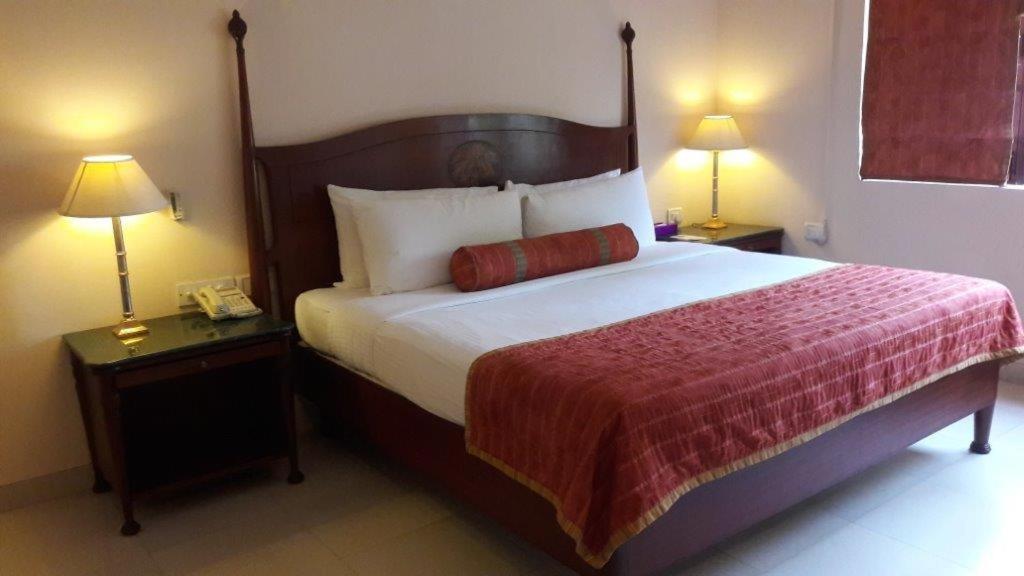 Hotel The Lalit Traveller Khajurāho Exterior foto