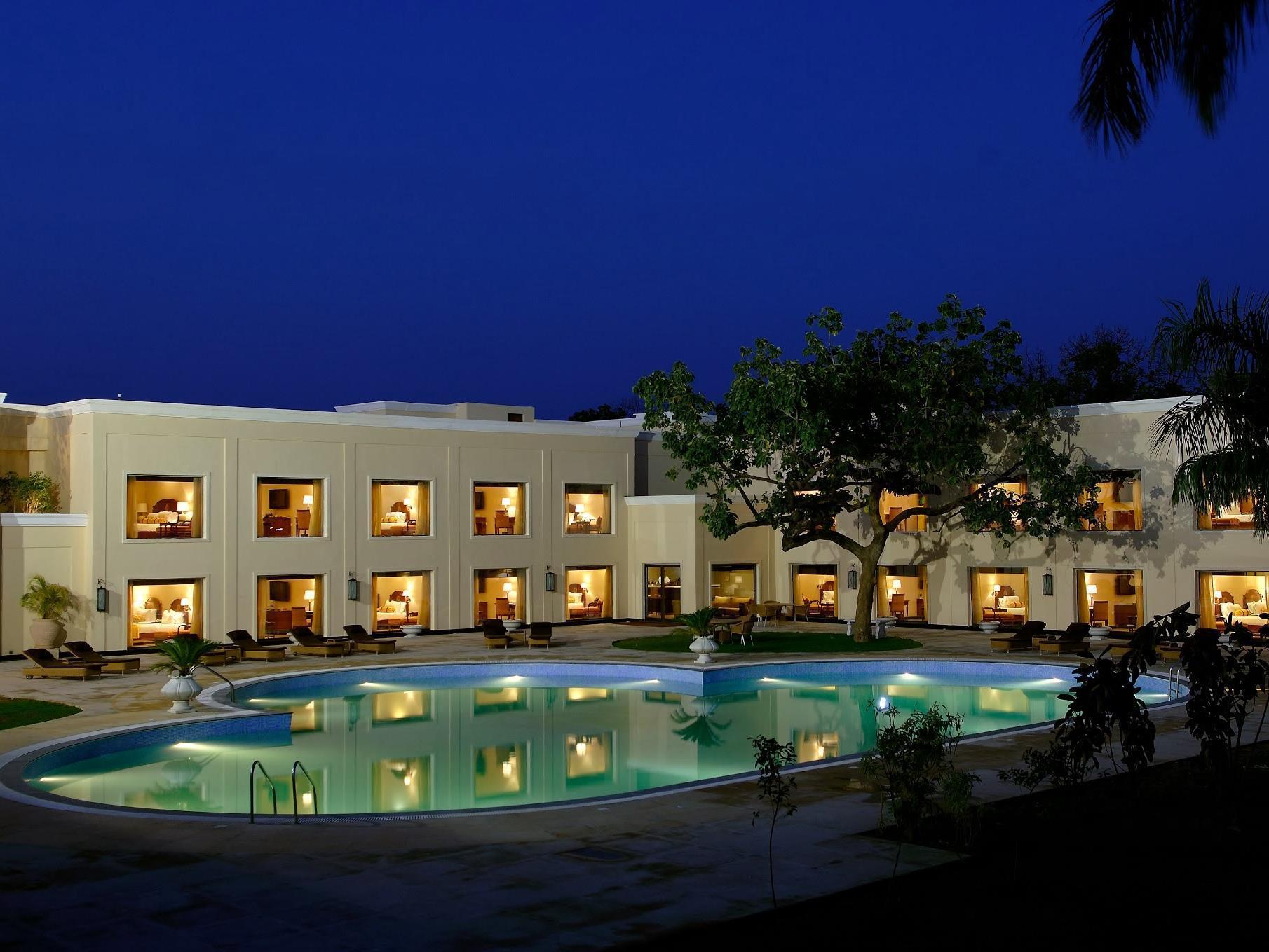 Hotel The Lalit Traveller Khajurāho Exterior foto
