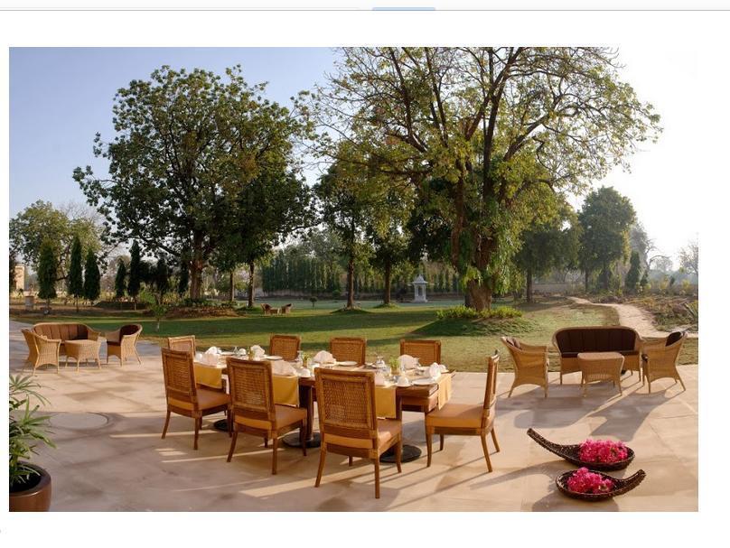 Hotel The Lalit Traveller Khajurāho Exterior foto