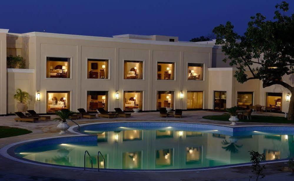 Hotel The Lalit Traveller Khajurāho Exterior foto